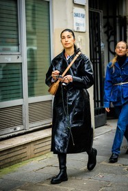 black coat, leather coat, crossbody bag, mustard bag, black boots, highknee boots, caroline issa, fashion week, frenchystyle, FW, jonathan paciullo, street style, AUTUMN WINTER 2022-2023, FALL WINTER 2022_2023, FW 22-23, PFW, PARIS, vertical, full length