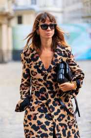 natasha goldenberg, beige coat, black coat, leopard printed coat, black leather bag, plaited leather bag, plaited bag, bottega veneta bag, fashion week, frenchystyle, FW, jonathan paciullo, street style, PFW, PARIS, SPRING SUMMER 2020, SS 20, horizontal, atmosphere details, detail