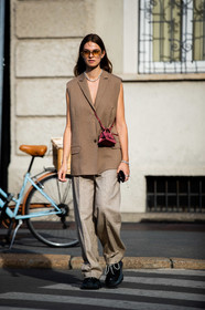 crossbody bag, mini bag, burgundy leather bag, boyy bag, metalic frame sunglasses, smoked sunglasses, aviator sunglasses, sleeveless jacket, beige jacket, silver necklace, silver bracelet, big chain necklace, multi bracelet, light beige pants, loose pants, black sneackers, balenciaga sneakers, low necked jacket, jacqueline zelwis, street style, jonathan paciullo, FW, frenchystyle, fashion week, MFW, MILAN, SPRING SUMMER 2021, SS 21, vertical, full length