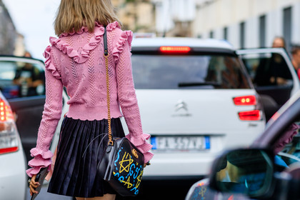 atmosphere details, back detail, black bag, black skirt, detail, drawings, fashion week, frenchystyle, FW, gucci, horizontal, jonathan paciullo, leather bag, leather skirt, MFW, MILAN, pink sweater, pleated skirt, printed bag, SPRING SUMMER 2017, SS 17, street style