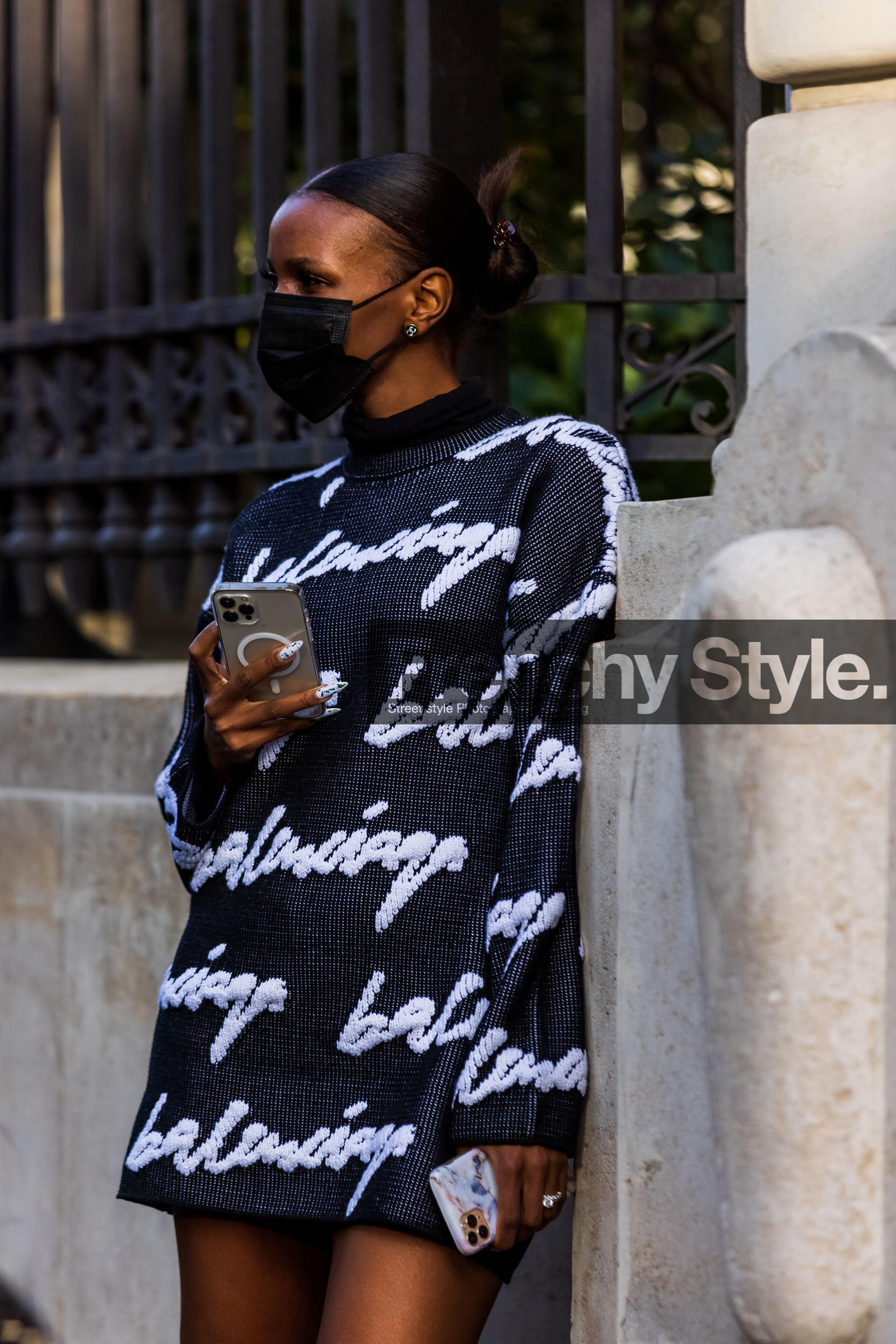 balenciaga knitwear, facial mask, grey jumper, grey knitwear, jumper, knitwear, logo print, print, printed knitwear, street style, jonathan paciullo, FW, frenchystyle, fashion week, PFW, PARIS, SPRING SUMMER 2022, SS 22, vertical, atmosphere details