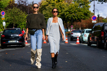estelle pigault, geraldine boublil, white leather boots, high boots, laced boots, platform shoes, light blue jeans, kaki pullover, kaki leather bag, kaki leather belt, belt bag, fur bag, fur belt, box bag, rayban sunglasses, hoop earrings, golden earrings, white jacket, white dress, light blue dress, light blue jacket, striped dress, striped jacket, knit dress, knit jacket, knitwear, mid long dress, tweed dress, tweed jacket, golden necklace, multi necklace, chain necklace, black leather boots, nodaleto boots, black sunglasses, scale sunglasses, PARIS, PFW, SPRING SUMMER 2020, SS 20, fashion week, frenchystyle, FW, jonathan paciullo, street style, horizontal, atmosphere details, full length