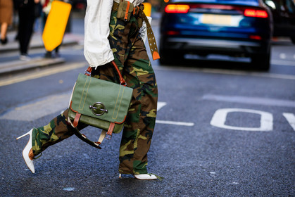 high heels, leather shoes, white shoes, camo pants, camouflage, graphic bag, graphic pants, green bag, green pants, high heels, jw anderson, leather bag, leather shoes, printed bag, printed pants, Tiffany Hsu, trousers, fashion week, frenchystyle, FW, jonathan paciullo, street style, LFW, LONDON, SPRING SUMMER 2019, SS 19, atmosphere details, horizontal, detail