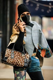 animal print bag, animal print and greu motig jacket, multi printed pants, black beanie, dark sunglasses, black mask, fashion week, frenchystyle, FW, jonathan paciullo, street style, NYFW, NEW YORK, AUTUMN WINTER 2022-2023, FALL WINTER 2022_2023, FW 22-23, vertical, atmosphere details