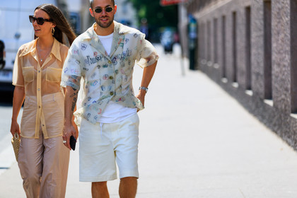 beige bag, beige pants, leather bag, printed shirt, see through, sunglasses, trousers, white shirt, white shorts, white t shirt, yellow shirt, fashion week, frenchystyle, FW, jonathan paciullo, street style, PFW, PARIS, atmosphere details, horizontal, detail, AUTUMN WINTER 2018-2019, FALL WINTER 2018-2019, FW 18-19, alice & j.s