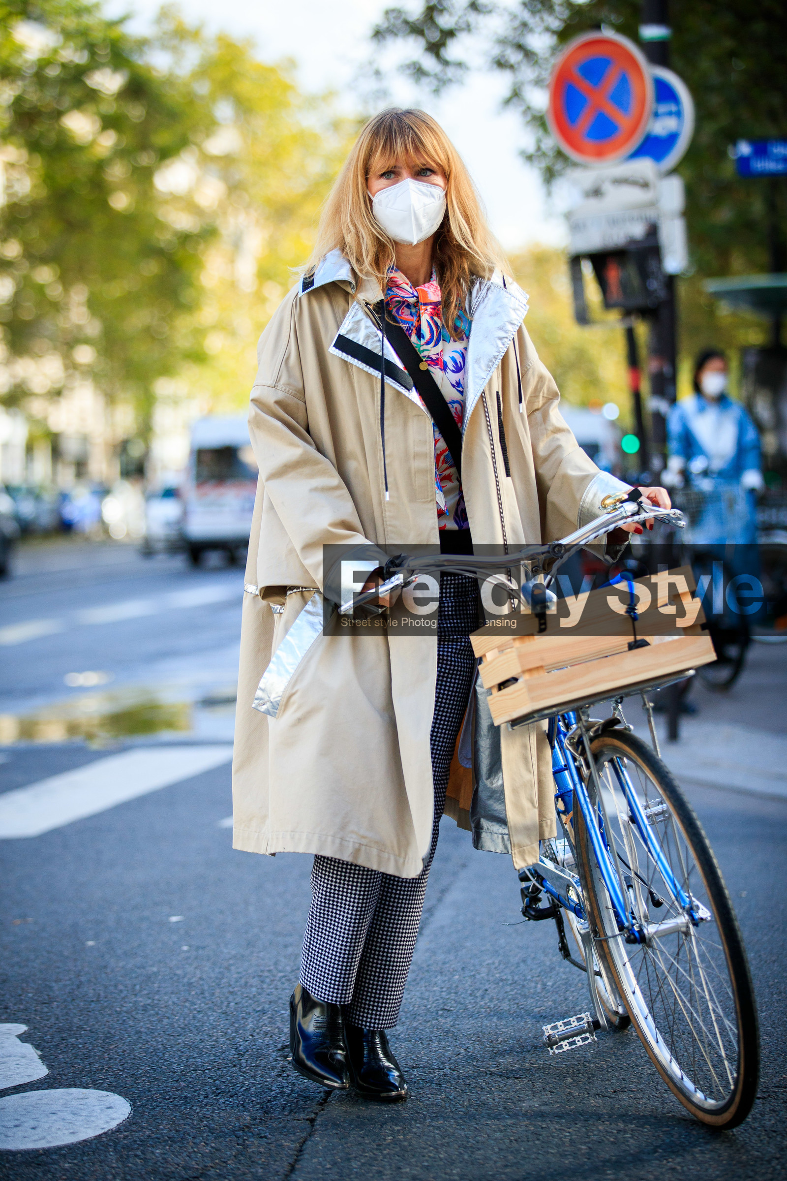 light beige trench coat, light beige parka, silvered trenchcoat, silvered parka, floral printed blouse, lavalliere collar, multicolor blouse, vichy printed pants, paco rabanne jacket, paco rabanne look, paco rabanne blouse, paco rabanne pants, paco rabanne parka, paco rabanne boots, cowboy boots, black leather boots, covid face mask, PARIS, PFW, fashion week, frenchystyle, FW, jonathan paciullo, street style, SPRING SUMMER 2021, SS 21, vertical, full length