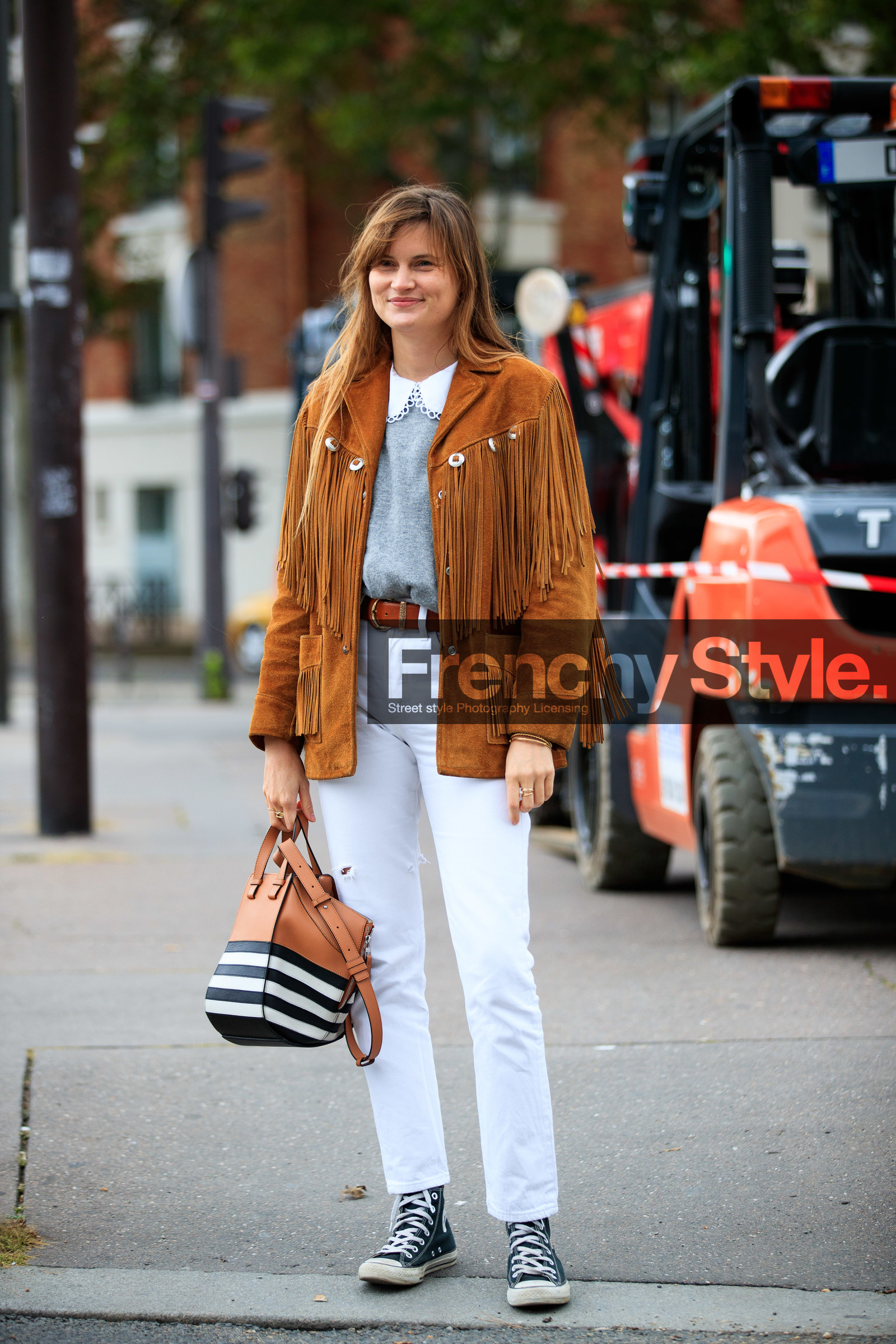 eugenie trochu, camel jacket, camel suede jacket, fringe jacket, cowboy jacket, grey pullover, collar details, white jeans, white leather bag, black leather bag, camel leather bag, striped bag, loewe bag, converse shoes, black sneackers, fashion week, frenchystyle, FW, jonathan paciullo, street style, PFW, PARIS, SPRING SUMMER 2021, SS 21, vertical, full length