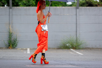 dyed hair, high heels, leather bag, leather shoes, orange dress, printed shoes, red hair, silver bag, sunglasses, vêtements, fashion week, frenchystyle, FW, jonathan paciullo, street style, PFW, PARIS, atmosphere details, horizontal, full length, AUTUMN WINTER 2018-2019, FALL WINTER 2018-2019, FW 18-19