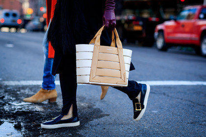 beige bag, black coat, black fur coat, black pants, black shoes, black sneakers, graphic bag, leather bag, leather gloves, leather shoes, purple gloves, trousers, street style, jonathan paciullo, FW, frenchystyle, fashion week, NYFW, NEW YORK, AUTUMN WINTER 2018-2019, AW 18-19, FALL WINTER 2018-2019, FW 18-19, atmosphere details, horizontal, detail