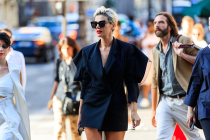 black dress, red lips, short hair, sunglasses, fashion week, frenchystyle, FW, jonathan paciullo, street style, PFW, PARIS, horizontal, atmosphere details, detail, AUTUMN WINTER 2018-2019, FALL WINTER 2018-2019, FW 18-19