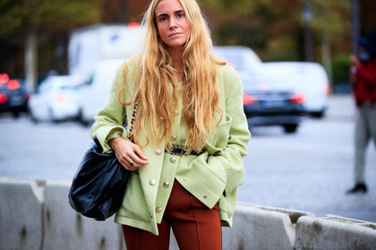 blanca miro scrimieri, light green jacket, layered jacket, belted jacket, black leather belt, black leather bag, red pants, legging pants, red legging, quilted bag, shoulder bag, chanel bag, chanel jacket, chanel belt, chanel boots, tweed jacket, shopping bag, PARIS, PFW, fashion week, frenchystyle, FW, jonathan paciullo, street style, SPRING SUMMER 2021, SS 21, horizontal, atmosphere details, detail