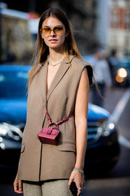 crossbody bag, mini bag, burgundy leather bag, boyy bag, metalic frame sunglasses, smoked sunglasses, aviator sunglasses, sleeveless jacket, beige jacket, silver necklace, silver bracelet, big chain necklace, multi bracelet, low necked jacket, jacqueline zelwis, street style, jonathan paciullo, FW, frenchystyle, fashion week, MFW, MILAN, SPRING SUMMER 2021, SS 21, vertical, detail
