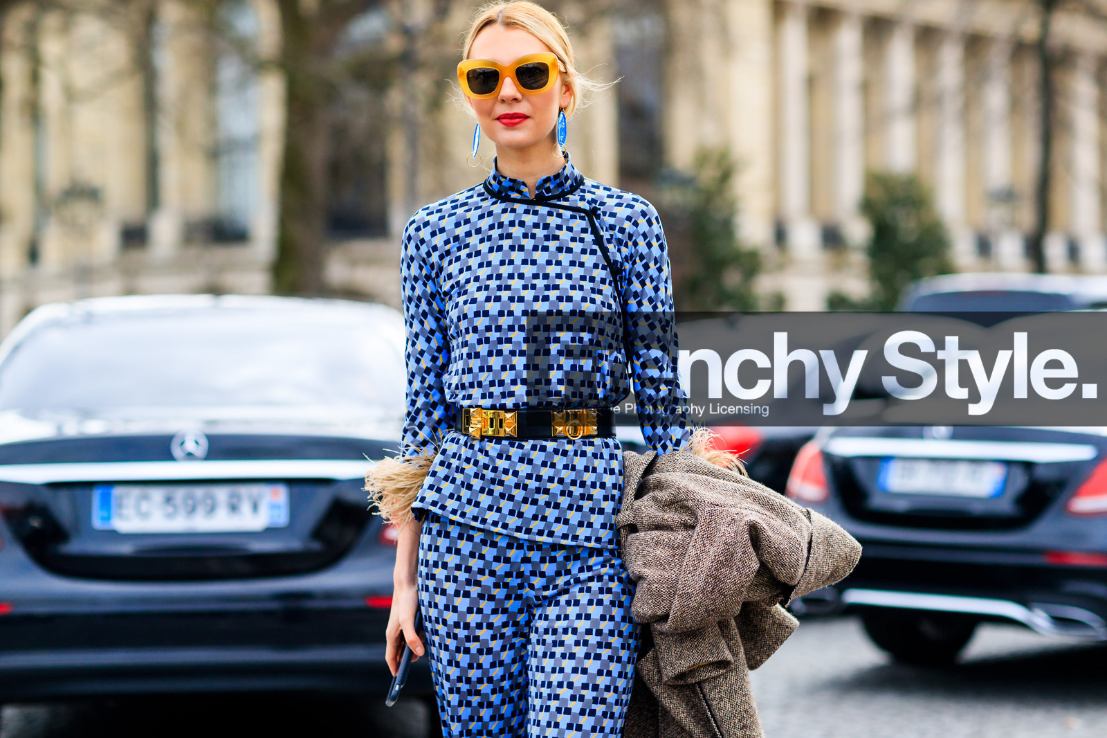atmosphere details, AUTUMN WINTER 2017-2018, AW 17-18, black belt, blue pants, blue top, brown coat, detail, earrings, FALL WINTER 2017-2018, fashion week, frenchystyle, FW, FW 17-18, graphic pants, graphic top, hermès, horizontal, jonathan paciullo, leather belt, PARIS, PFW, printed pants, printed top, roberta benteler, street style, sunglasses, trousers