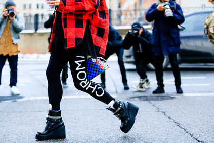 atmosphere details, AUTUMN WINTER 2017-2018, AW 17-18, black boots, black leggings, checked shirt, detail, FALL WINTER 2017-2018, fashion week, frenchystyle, FW, FW 17-18, graphic shirt, high heels, horizontal, jonathan paciullo, leather bag, leather boots, NEW YORK, NYFW, plaid, printed pants, red shirt, street style, tartan, trousers