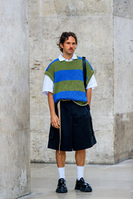 striped pullover, oversize pullover, green pullover, blue pullover, short sleeves pullover, sleeveless pullover, white polo shirt, black bermuda shorts, loose shorts, white socks, black leather loafers, prada shoes, prada loafers, JS roques, fashion week, frenchystyle, FW, jonathan paciullo, street style, PFW, PARIS, SPRING SUMMER 2022, SS 22, vertical, atmosphere details, detail
