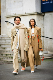 couple matching, beige scarf, beige suit, white shirt, orange print shoes, beige debiers, classic trench, beige pants, tabi shoes, margiela shoes, tabi boots, gucci bag, gucci bamboo bag, white top, cut out top, orange details coat, white handbag, alice & j.s, alice barbier, JS roques, fashion week, frenchystyle, FW, jonathan paciullo, street style, AUTUMN WINTER 2022-2023, FALL WINTER 2022_2023, FW 22-23, PFW, PARIS, vertical, full length