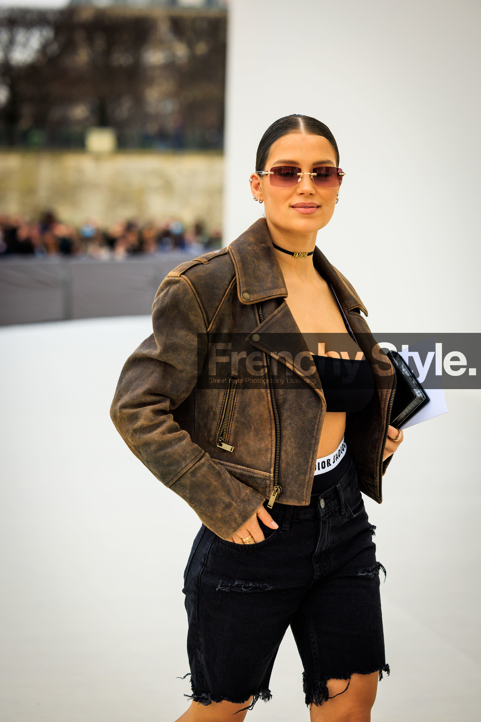 sunglasses, leather jacket, cropped jacket, brown jacket, black bra, black shorts, biker shorts, denim shorts, black choker, dior, dior, choker, fashion week, frenchystyle, FW, jonathan paciullo, street style, AUTUMN WINTER 2022-2023, FALL WINTER 2022_2023, FW 22-23, PFW, PARIS, vertical, detail