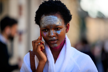 model, glitter face, glitter hair, make up, make up details, hair details, close up detail, strassed make up, fashion week, frenchystyle, FW, jonathan paciullo, street style, MFW, MILAN, AUTUMN WINTER 2020-2021, FALL WINTER 2020-2021, FW 20-21, horizontal, atmosphere details, detail, portrait