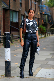 nina, urgell cloquell, burberry t-shirt, black and white t-shirt, animal printed t-shirt, short sleeves t-shirt, coperni bag, brown leather bag, round shape bag, animal skin bag, black leather pants, black leather boots, multi straps boots, multi buckle boots, fashion week, frenchystyle, FW, jonathan paciullo, street style, vertical, full length