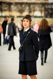black blazer, dior, crossbodybag, black mini bag, white shirt, black short, boyish look, fringe, fashion week, frenchystyle, FW, jonathan paciullo, street style, AUTUMN WINTER 2022-2023, FALL WINTER 2022_2023, FW 22-23, PFW, PARIS, vertical, detail