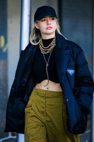 low rise pants, kaki pants, black cropped top, overlayed necklaces, golden chain necklaces, golden chains, black cap, puffy coat, black puffy blazer, prada jacket, prada blazer, puffy prada jacket, close up, fashion week, frenchystyle, FW, jonathan paciullo, street style, NYFW, NEW YORK, AUTUMN WINTER 2022-2023, FALL WINTER 2022_2023, FW 22-23, vertical, atmosphere details