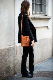 black jacket, black pants, flare pants, black leather boots, flat boots, laced boots, doc marteens shoes, camel leather bag, shoulder bag, loewe bag, bucket bag, back details, bag detail, street style, jonathan paciullo, FW, frenchystyle, fashion week, MFW, MILAN, SPRING SUMMER 2021, SS 21, vertical, full length, model