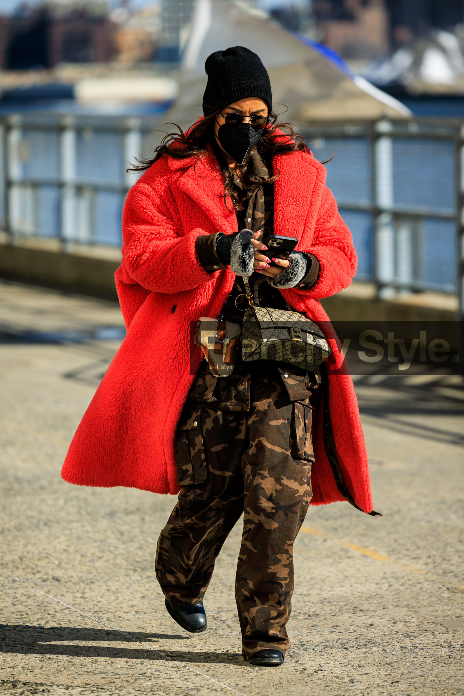 red coat, fluffly coat, cargo pants, military print pants, black boots, balenciaga hourglass, printed balenciaga bag, balenciaga crossbody, balenciaga handbag, chanel gloves, black leather gloves, furry mittens, furry gloves, black sunglasses, black beanie, balenciaga gucci bag, mini furry bag, fashion week, frenchystyle, FW, jonathan paciullo, street style, NYFW, NEW YORK, AUTUMN WINTER 2022-2023, FALL WINTER 2022_2023, FW 22-23, vertical, full length