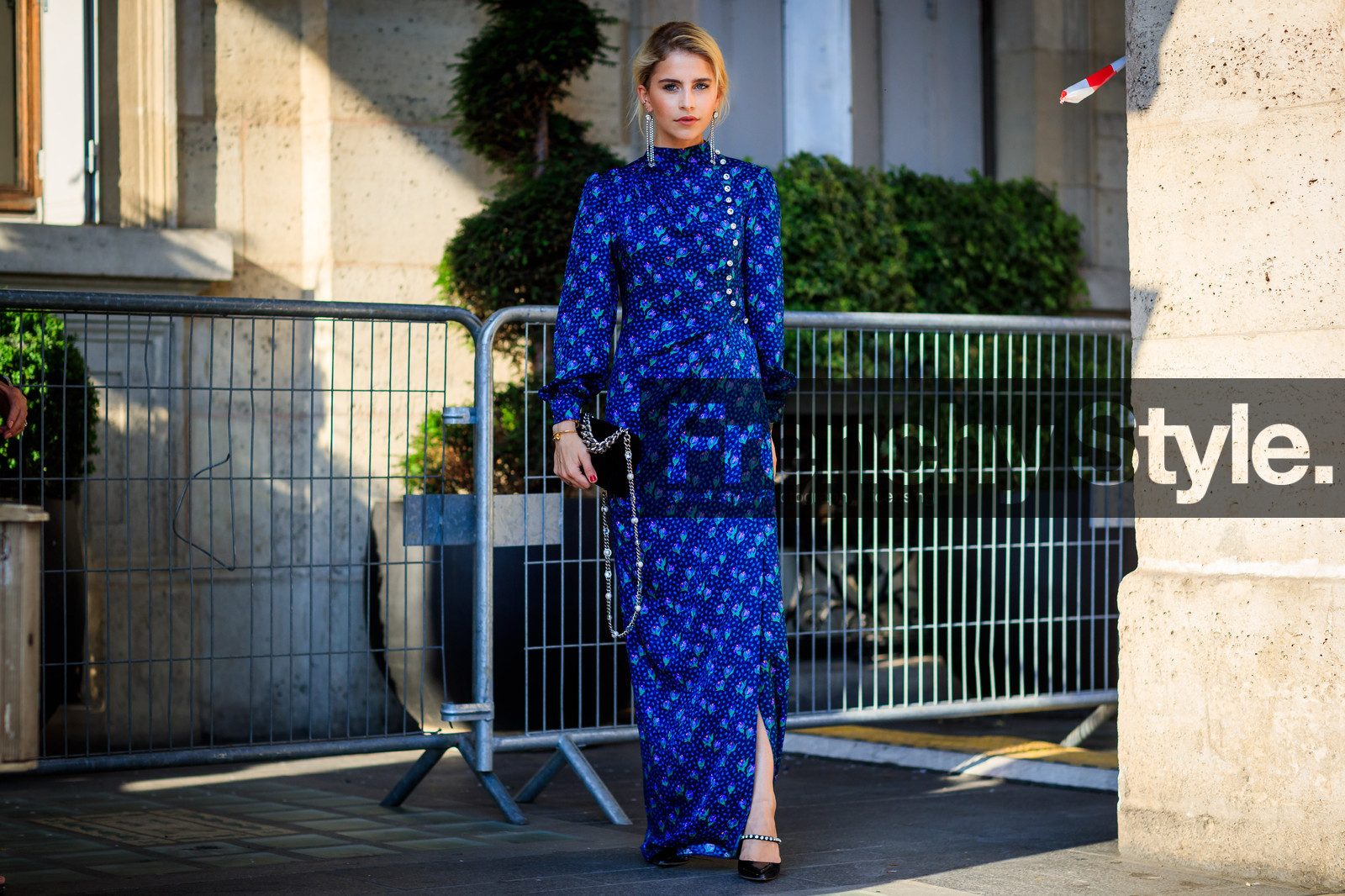 black bag, black shoes, blue dress, cartier, clou bracelet, earrings, graphic dress, leather bag, printed dress, sunglasses, fashion week, frenchystyle, FW, jonathan paciullo, street style, PFW, PARIS, atmosphere details, horizontal, full length, AUTUMN WINTER 2018-2019, FALL WINTER 2018-2019, FW 18-19, caro daur