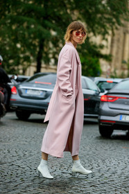 anya ziourova, light pink coat, white leather boots, low boots, kitten heels boots, pink sunglasses, pink total look, aviator sunglasses, rayban sunglasses, PARIS, PFW, SPRING SUMMER 2020, SS 20, fashion week, frenchystyle, FW, jonathan paciullo, street style, vertical, full length