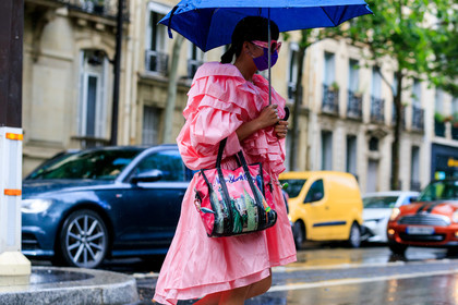 pink sunglasses, pink dress, pink bag, gucci sunglasses, square shape glasses, big sunglasses, ruffle dress, balenciaga bag, printed bag, leather bag, shopping bag, hand bag, pink total look, fashion week, frenchystyle, FW, jonathan paciullo, street style, PFW, PARIS, AUTUMN WINTER 2021-2022, FALL WINTER 2021-2022, FW 21-22, atmosphere details, horizontal, detail