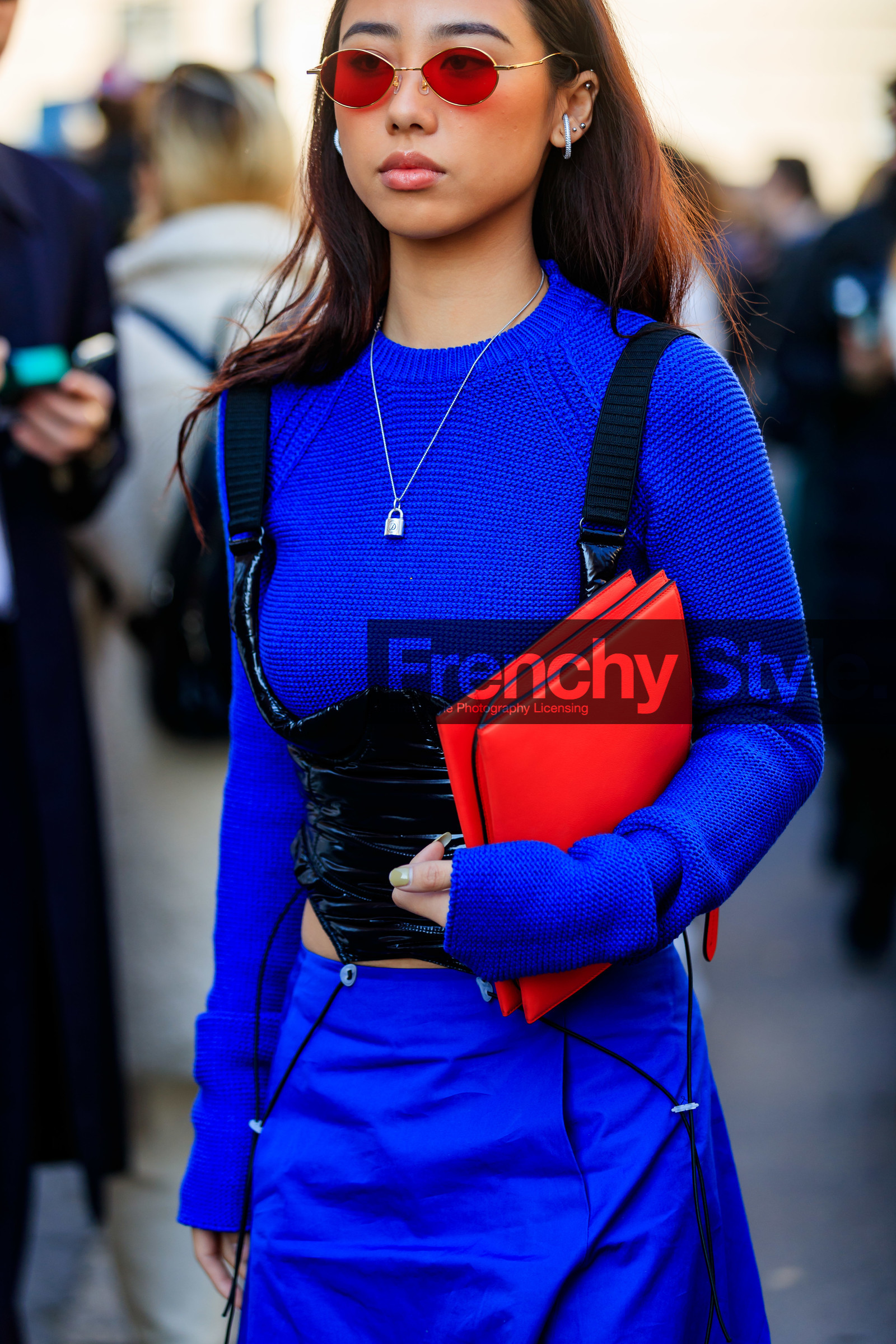 marx mae, blue pullover, blue skirt, black vinyl top, black polish top, sleeveless top, corset top, belted pullover, silvered necklace, letters necklace, red sunglasses, red leather clutch, metalic frame sunglasses, small sunglasses, diamond earrings, fashion week, frenchystyle, FW, jonathan paciullo, street style, MFW, MILAN, AUTUMN WINTER 2020-2021, FALL WINTER 2020-2021, FW 20-21, vertical, atmosphere details, detail