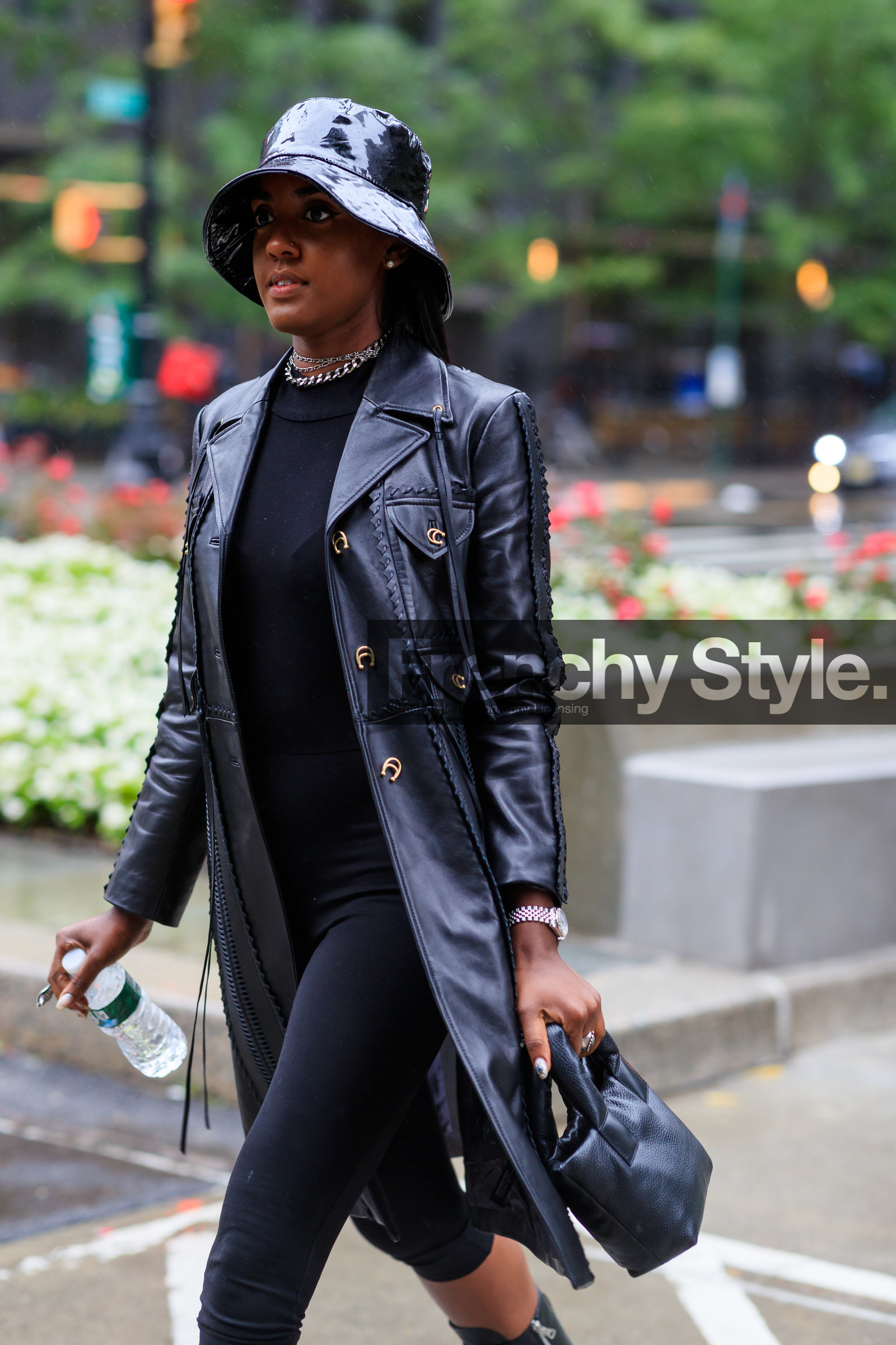 black bag, black coat, black hat, black leggings, black sweater, bucket hat, choker, leather bag, leather coat, necklace, tone on tone, total look black, trousers, vinyl, fashion week, frenchystyle, FW, jonathan paciullo, street style, NEW YORK, NYFW, SPRING SUMMER 2020, SS 20, vertical, detail, atmosphere details