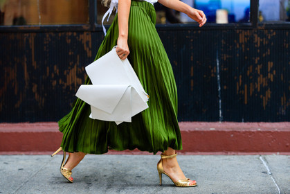atmosphere details, detail, fashion week, frenchystyle, FW, geometric, golden shoes, graphic clutch, green skirt, high heels, horizontal, jonathan paciullo, metallic heels, NEW YORK, NYFW, pleated skirt, SPRING SUMMER 2017, SS 17, street style, white clutch, woman