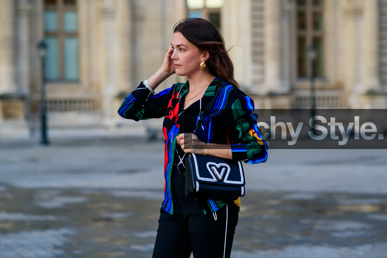 madelynn furlong, black shirt, silk shirt, striped shirt, geometrical printed shirt, blue shirt, red shirt, green shirt, black leather bag, shoulder bag, white leather bag, plaited bag, plaited leather bag, bicolor bag, golden earrings, big earrings, monogrammed earrings, louis vuitton bag, louis vuitton shirt, louis vuitton earrings, PARIS, PFW, SPRING SUMMER 2020, SS 20, fashion week, frenchystyle, FW, jonathan paciullo, street style, horizontal, atmosphere details, detail