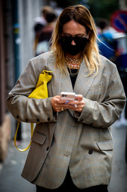 checked jacket, kaki jacket, beige jacket, loose jacket, yellow leather clutch, big chain necklace, golden necklace, multi necklace, covid face mask, street style, jonathan paciullo, FW, frenchystyle, fashion week, MFW, MILAN, SPRING SUMMER 2021, SS 21, vertical, detail