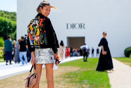 christian dior, embroideries, graphic bag, graphic skirt, leather bag, multicolor jacket, printed bag, printed skirt, silver skirt, fashion week, frenchystyle, FW, jonathan paciullo, street style, PFW, PARIS, horizontal, atmosphere details, detail, AUTUMN WINTER 2018-2019, FALL WINTER 2018-2019, FW 18-19, helena bordon