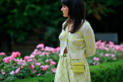 light green cardigan, light green skirt, yellow cardigan, yellow skirt, checked cardigan, checked skirt, yellow bag, yellow leather bag, light green leather bag, quilted bag, mini bag, crossbody bag, zipped bag, silvered necklace, silvered choker, multi necklace, multi chocker, white cardigan, white skirt, close up detail, bag detail, dior bag, dior cardigan, dior suits, dior total look, maria bernad, fashion week, frenchystyle, FW, jonathan paciullo, street style, PFW, PARIS, AUTUMN WINTER 2021-2022, FALL WINTER 2021-2022, FW 21-22, atmosphere details, horizontal, detail