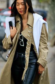 beige trench coat, laced jacket, white sunglasses, futurist shape sunglasses, black leather pants, tight pants, PARIS, PFW, SPRING SUMMER 2020, SS 20, fashion week, frenchystyle, FW, jonathan paciullo, street style, vertical, atmosphere details, detail