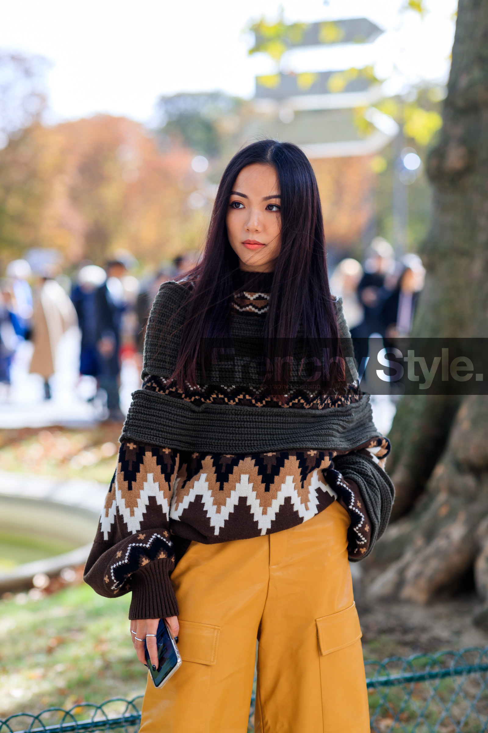 yoyo cao, yellow bermuda shorts, orange bermuda shorts, kaki pullover, jacquard pullover, multi pocket pants, multi pocket bermuda shorts, PARIS, PFW, SPRING SUMMER 2020, SS 20, fashion week, frenchystyle, FW, jonathan paciullo, street style, vertical, atmosphere details, detail