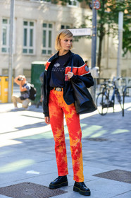 model, street wear look, 90's look, bombers jacket, college jacket, black and red jacket, black t-shirt, printed t-shirt, black leather belt, cowboy belt, tie and dye jeans, tie and dye pants, black leather bag, shoulder bag, doc marteens shoes, black leather shoes, laced shoes, fashion week, frenchystyle, FW, jonathan paciullo, street style, vertical, full length