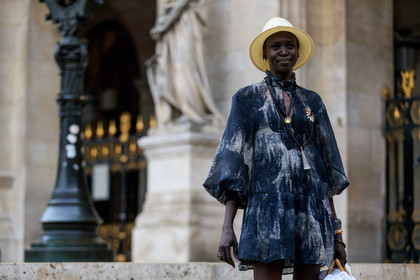 black dress, graphic dress, necklace, printed dress, straw hat, fashion week, frenchystyle, FW, jonathan paciullo, street style, PFW, PARIS, atmosphere details, horizontal, detail, model, AUTUMN WINTER 2018-2019, FALL WINTER 2018-2019, FW 18-19