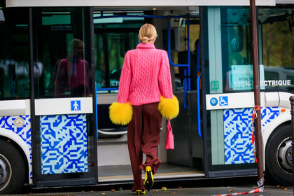 leonie hanne, balenciaga sunglasses, futurist shape sunglasses, purple sunglasses, mirror sunglasses, pink pullover, turtleneck pullover, pink leather bag, hand bag, feather details pullover, feather details, yellow pullover, burgundy pants, tailored pants, yellow leather shoes, sharp end shoes, knot details shoes, flat shoes, PARIS, PFW, SPRING SUMMER 2020, SS 20, fashion week, frenchystyle, FW, jonathan paciullo, street style, horizontal, atmosphere details, full length