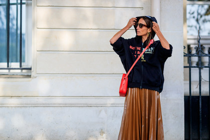 atmosphere details, black sweater, brown skirt, detail, fashion week, frenchystyle, FW, graphic bag, hoodie, horizontal, jonathan paciullo, leather bag, leather skirt, louis vuitton, PARIS, PFW, pleated skirt, printed bag, printed sweater, red bag, SPRING SUMMER 2018, SS 18, street style, sunglasses, supreme