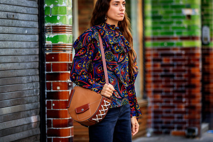 black denim, camel bag, denim pants, erika boldrin, graphic bag, graphic shirt, jeans, jw anderson, leather bag, long hair, multicolor shirt, printed bag, printed shirt, trousers, fashion week, frenchystyle, FW, jonathan paciullo, street style, LFW, LONDON, SPRING SUMMER 2019, SS 19, atmosphere details, horizontal, detail