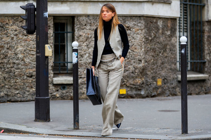 beige jacket, beige pants, beige suits, black pullover, turtleneck pullover, flare pants, belted pants, metalic belt, strassed belt, multi belt, sleeveless jacket, fashion week, frenchystyle, FW, jonathan paciullo, street style, PFW, PARIS, horizontal, atmosphere details, full length