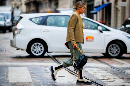 beige jacket, checked jacket, kaki pants, black leather bag, big chain strap bag, golden chain strap bag, white leather boots, chelsea boots, big sole boots, flat boots, bottega veneta bag, bottega veneta shoes, low boots, street style, jonathan paciullo, FW, frenchystyle, fashion week, MFW, MILAN, SPRING SUMMER 2021, SS 21, horizontal, atmosphere details, full length
