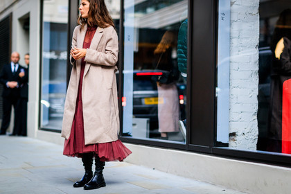 atmosphere details, beige coat, black shoes, detail, fashion week, frenchystyle, FW, high boots, horizontal, jonathan paciullo, leather shoes, LFW, LONDON, red dress, SPRING SUMMER 2018, SS 18, street style