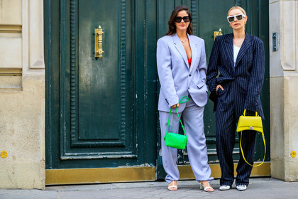 lilac jacket, lilac pants, lilac suits, purple jacket, purple pants, purple suits, overshirt jacket, loose pants, oversize suits, black sunglasses, square shape glasses, big sunglasses, low necked jacket, green leather bag, plaited bag, bottega veneta bag, white leather sandals, silvered necklace, chain necklace, multi necklace, white sunglasses, big sunglasses, celine sunglasses, hoop earrings, golden earrings, overshirt jacket, oversize pants, oversize suits, striped jacket, striped look, striped pants, striped suits, yellow leather bag, hand bag, balenciaga bag, balenciaga jacket, balenciaga total look, balenciaga pants, balenciaga shoes, white leather shoes, white leather pumps, sharp end shoes, square shape glasses, justyna czerniak, fashion week, frenchystyle, FW, jonathan paciullo, street style, PFW, PARIS, AUTUMN WINTER 2021-2022, FALL WINTER 2021-2022, FW 21-22, atmosphere details, horizontal, full length