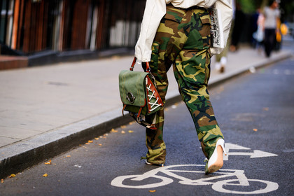 high heels, leather shoes, white shoes, camo pants, camouflage, graphic bag, graphic pants, green bag, green pants, high heels, jw anderson, leather bag, leather shoes, printed bag, printed pants, Tiffany Hsu, trousers, fashion week, frenchystyle, FW, jonathan paciullo, street style, LFW, LONDON, SPRING SUMMER 2019, SS 19, atmosphere details, horizontal, detail