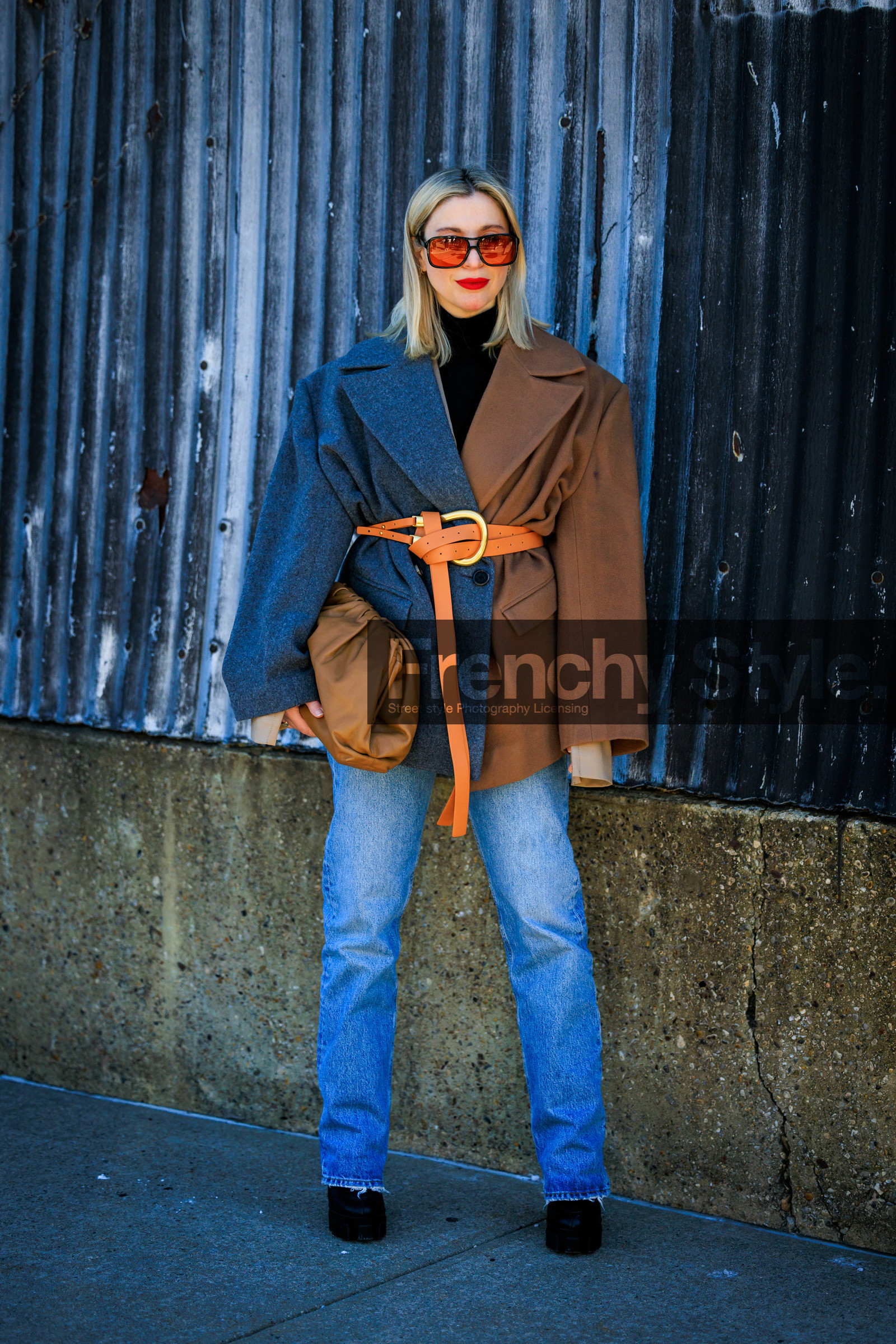 70s sunglasses, dual toned blazer, corail belt, leather belt, jeans, straight cut jeans, pouch, bottega veneta bag, bottega veneta pouch, orange sunglasses, leather platform boots, brown pouch, oversized blazer, black turtleneck, red lips, street style, jonathan paciullo, FW, frenchystyle, fashion week, NYFW, NEW YORK, AUTUMN WINTER 2022-2023, FALL WINTER 2022_2023, FW 22-23, vertical, full length